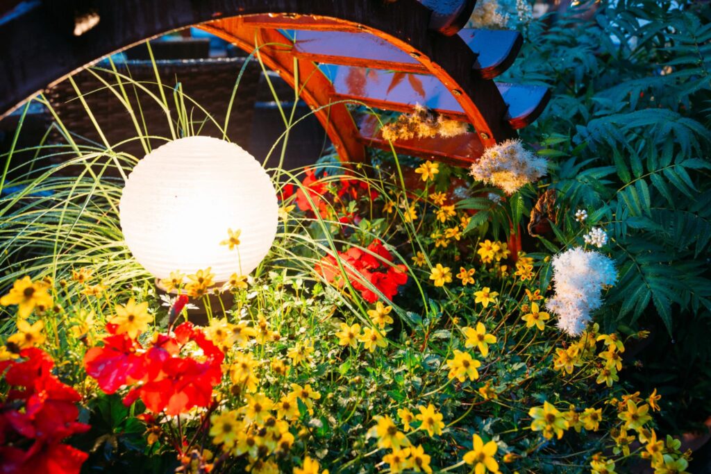 Schöne Beleuchtung im Garten hebt die Stimmung