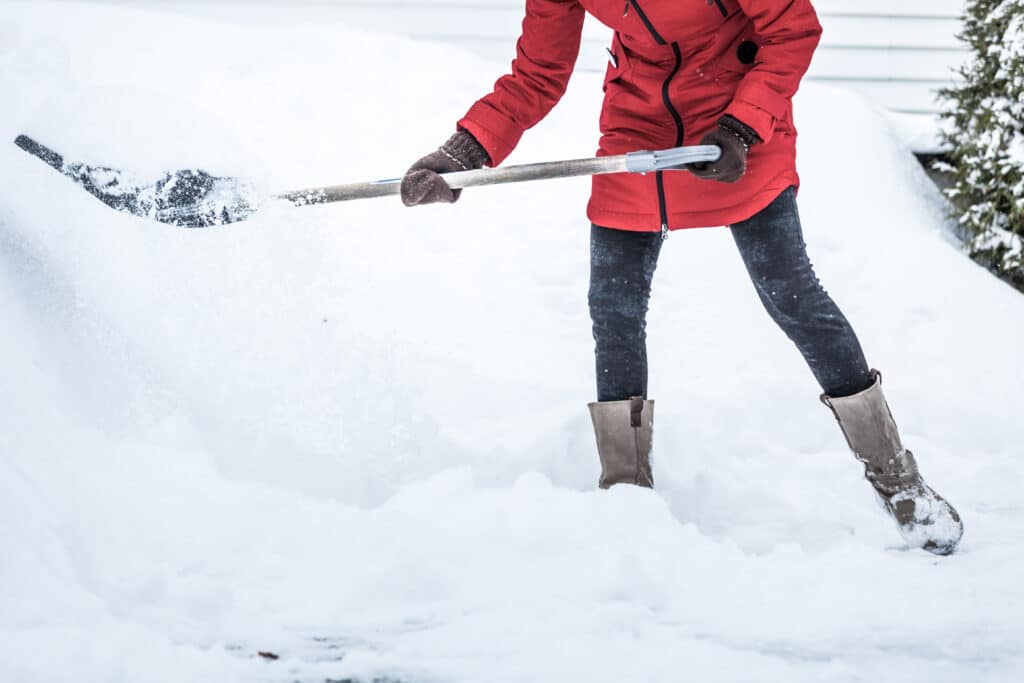 Streupflicht im Winter: Dazu gehört auch Schnee räumen!