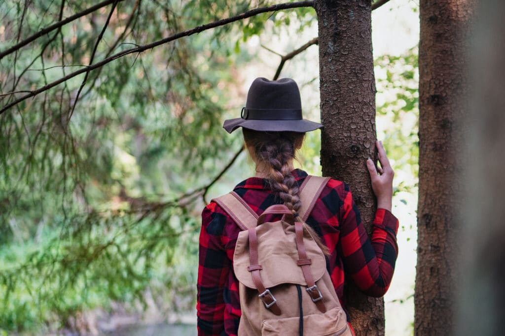 Junge Frau beim Waldbaden